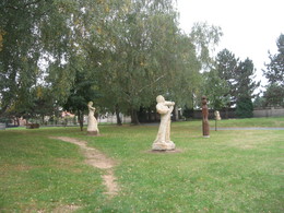 Lužice - sochy v obci 
